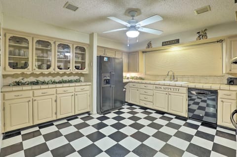 9 Mi to ATandT Stadium Pet-Friendly Escape with Deck! House in Arlington