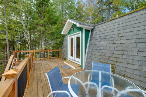 Cozy Apt with Deck, about 5 Miles to Acadia Natl Park! Apartment in Northeast Harbor