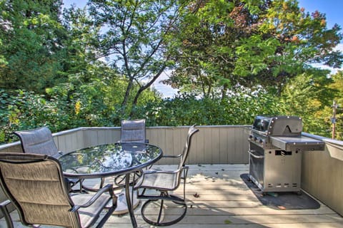 House with Balcony about 5 Mi to Cranmore Resort! House in Glen