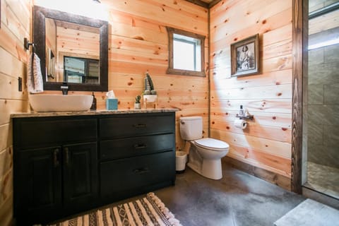 Pinot in the Pines Cabin Cabin in Broken Bow