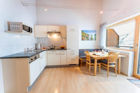 Kitchen or kitchenette, Dining area, dishwasher, stove