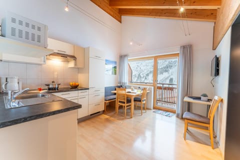 Kitchen or kitchenette, Seating area, stove