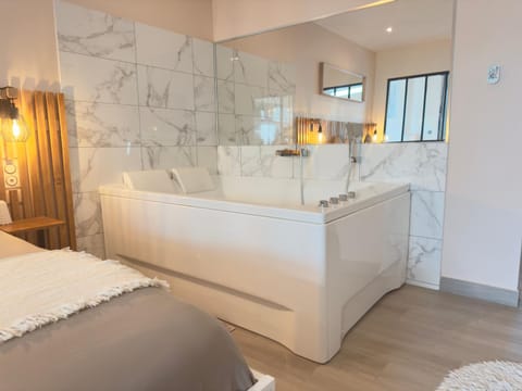 Bed, Photo of the whole room, Bedroom, Bath