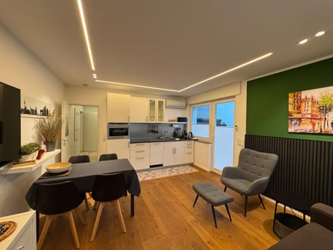 TV and multimedia, Kitchen or kitchenette, Living room, Seating area, Dining area, dishwasher, oven, stove