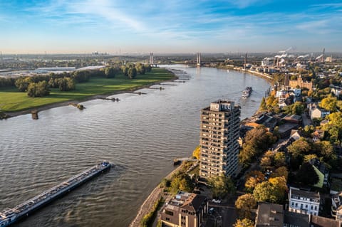 Property building, Day, Natural landscape, Bird's eye view, Lake view, River view, Sea view