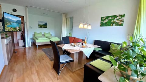 TV and multimedia, Living room, Photo of the whole room, Dining area, Bedroom