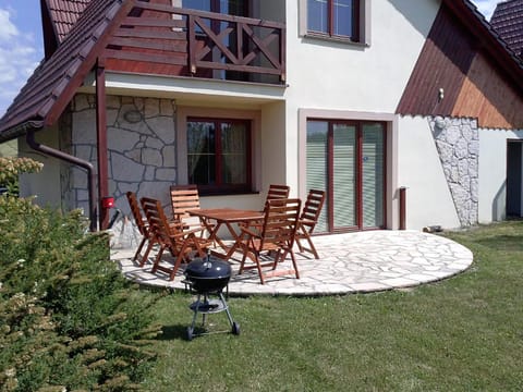Patio, Facade/entrance, Day
