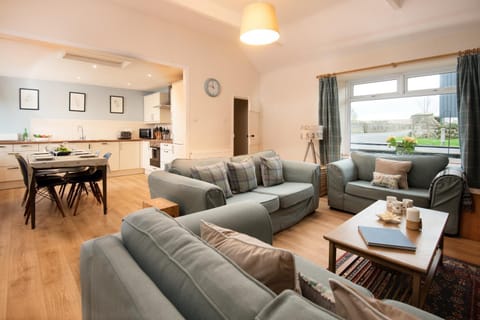 TV and multimedia, Living room, Dining area, Quiet street view, flat iron