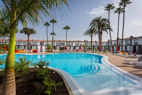 Swimming pool, sunbed