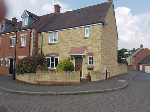 Siobhan's abode 2 Deluxe doubles n large single NO PETS Vacation rental in Swindon