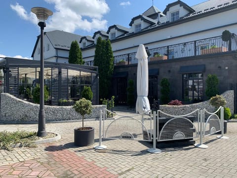 Property building, Restaurant/places to eat