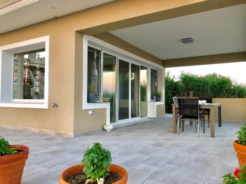 Facade/entrance, View (from property/room), Balcony/Terrace, Seating area, Dining area, Sea view