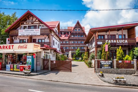 Property building, Facade/entrance, Day, On-site shops, Street view, Shopping Area, Location, ATM