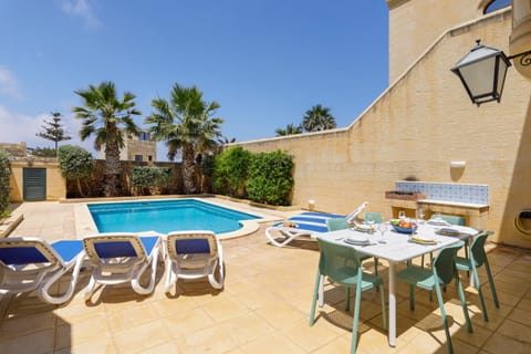 BBQ facilities, Garden, Dining area, Swimming pool, sunbed