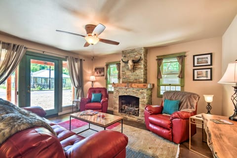 Cozy Home with Media Room Short Walk to Taos Plaza! House in Taos