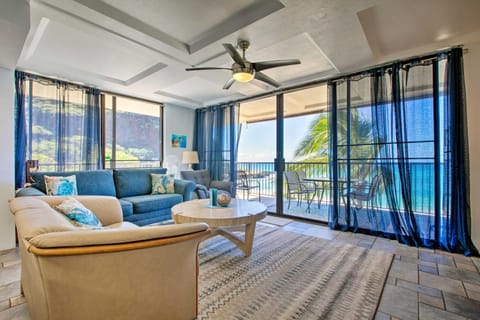 Stunning Makaha Condo with Pool Access and Ocean View! Apartment in Makaha