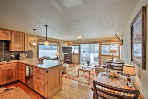Lake Pend Oreille Condo with Porch and Mountain View! Apartment in Sandpoint