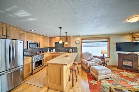 Lake Pend Oreille Condo with Porch and Mountain View! Apartment in Sandpoint