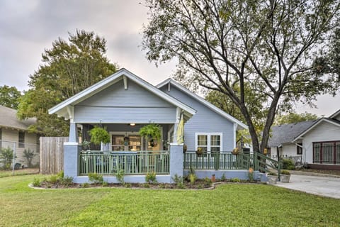 Bearadise Bungalow about 2 Mi to Magnolia Market! House in Waco