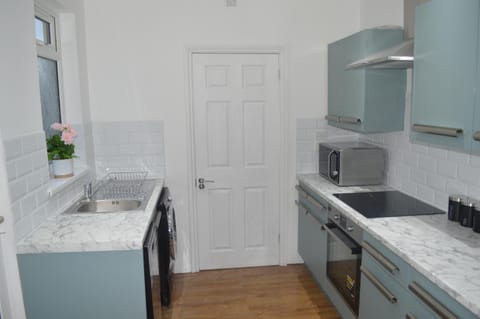 9 bed house (7 Mins) 2 miles from Newcastle centre Apartment in Gateshead