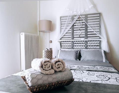 Bed, Photo of the whole room, Decorative detail, Bedroom