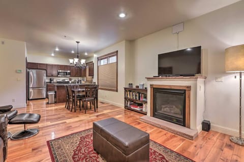 Cozy Central Glenwood Springs Condo with 2 Decks! Apartment in Glenwood Springs