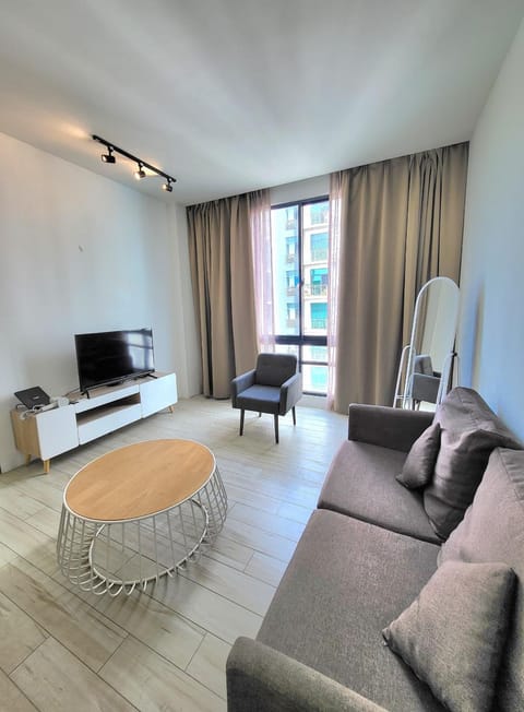 Communal lounge/ TV room, TV and multimedia, Living room, Seating area, Evening entertainment
