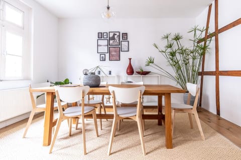 Living room, Photo of the whole room, Decorative detail, Decorative detail, Seating area, Dining area