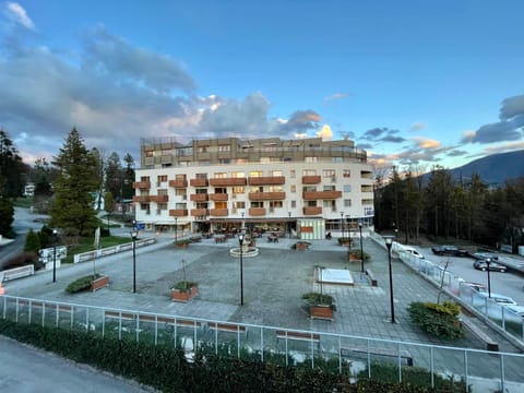Property building, Day, Natural landscape, Mountain view, Location, Parking