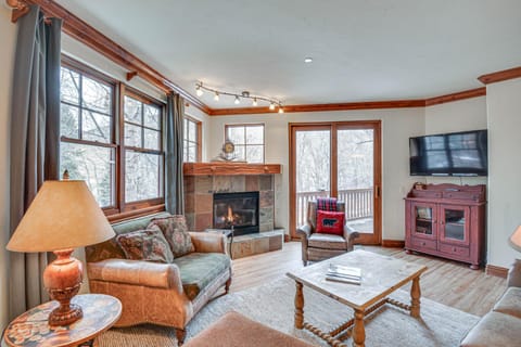 Cozy Avon Retreat with Private Deck and Pool Access! Apartment in Avon