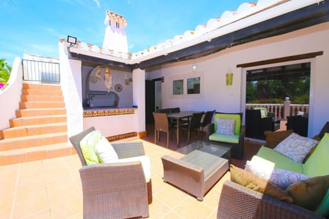 Property building, Balcony/Terrace, Seating area, Dining area