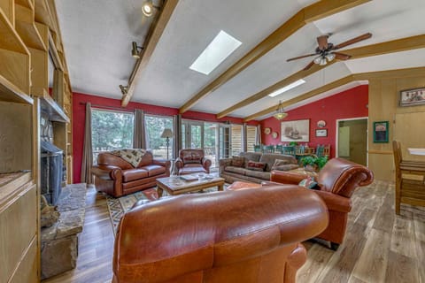 Hot Tub, Deck and Fireplace at Rustic Alto Cabin! Cabin in Alto
