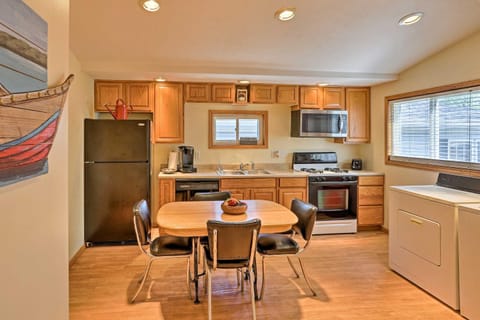 Home with Lake-View Deck by Camp Perry and Magee Marsh House in Lake Erie