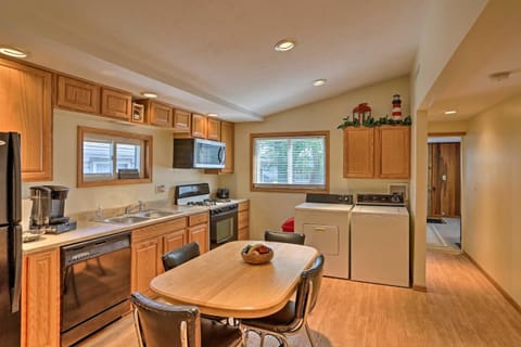 Home with Lake-View Deck by Camp Perry and Magee Marsh House in Lake Erie