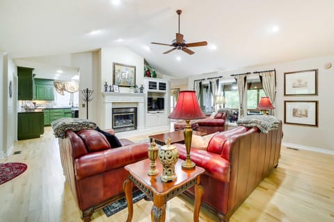 Home in Bella Vista with Deck and Lake Windsor Views! House in Bella Vista