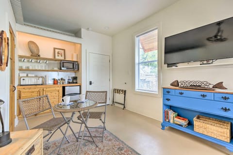 Old Town Getaway, Walk to Shopping, Dining, and Bay! Apartment in Bay Saint Louis