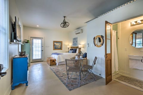 Old Town Getaway, Walk to Shopping, Dining, and Bay! Apartment in Bay Saint Louis