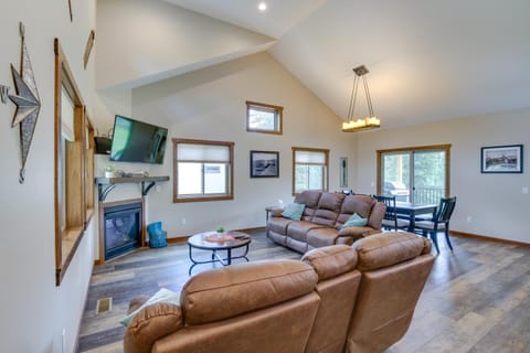 Family-Friendly Lead Cabin Near ATVandSnowmobiling Cabin in North Lawrence