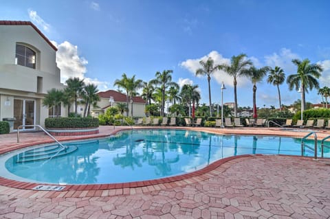 Modern Isla Del Sol Condo Walk to St Pete Beach! Apartment in Isla del Sol