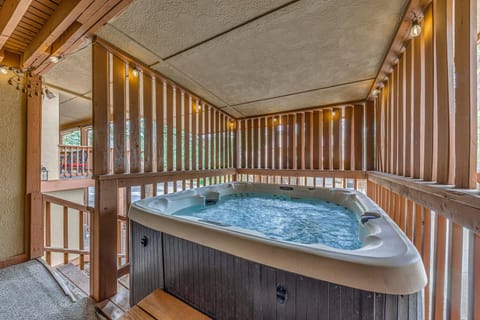 Spacious Ruidoso Retreat with Hot Tub and 2 Kitchens! Apartment in Ruidoso