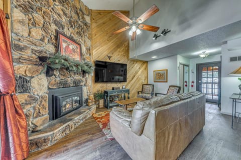 Spacious Ruidoso Retreat with Hot Tub and 2 Kitchens! Apartment in Ruidoso