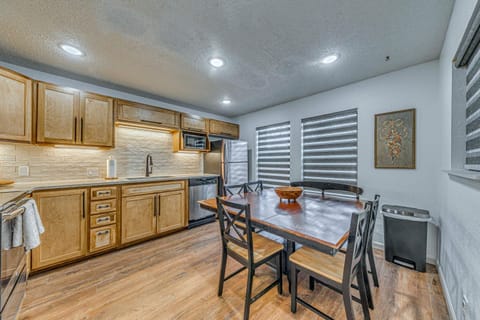 Spacious Ruidoso Retreat with Hot Tub and 2 Kitchens! Apartment in Ruidoso