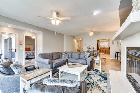 Lake Keowee Resort Condo Pool, Beach, Golf Access Apartment in Lake Keowee