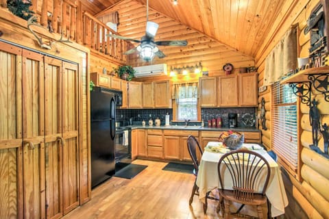 Porch and Fire Pit Rustic Log Cabin in Smokies! Cabin in Cosby
