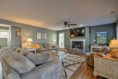 Bayview Lake House with Dock on Lake of the Ozarks House in Village Four Seasons