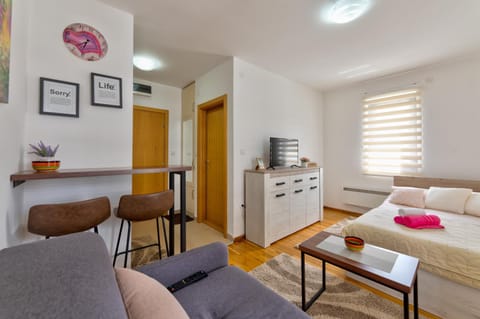 Bed, Kitchen or kitchenette, Photo of the whole room, Seating area, Dining area, Bedroom, towels