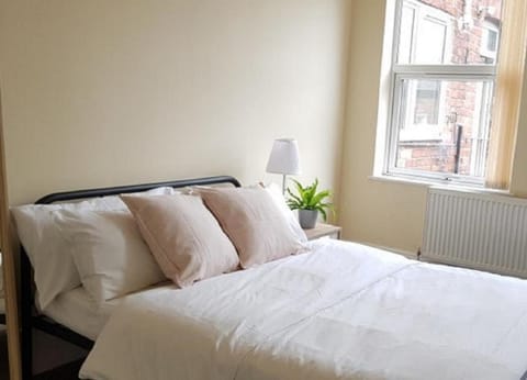 Bed, Photo of the whole room, Decorative detail, Bedroom