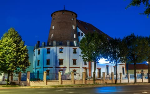 Facade/entrance, Night
