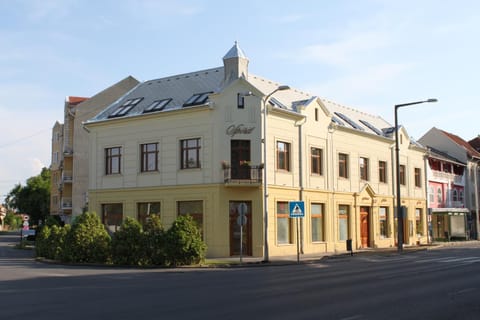 Facade/entrance