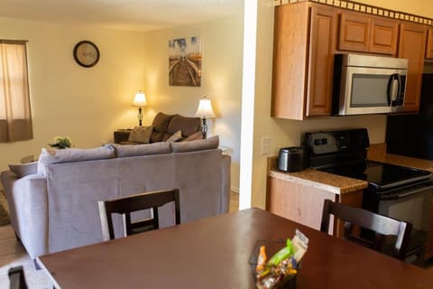 Can't get closer to Fort Sill then this! Apartment in Lawton